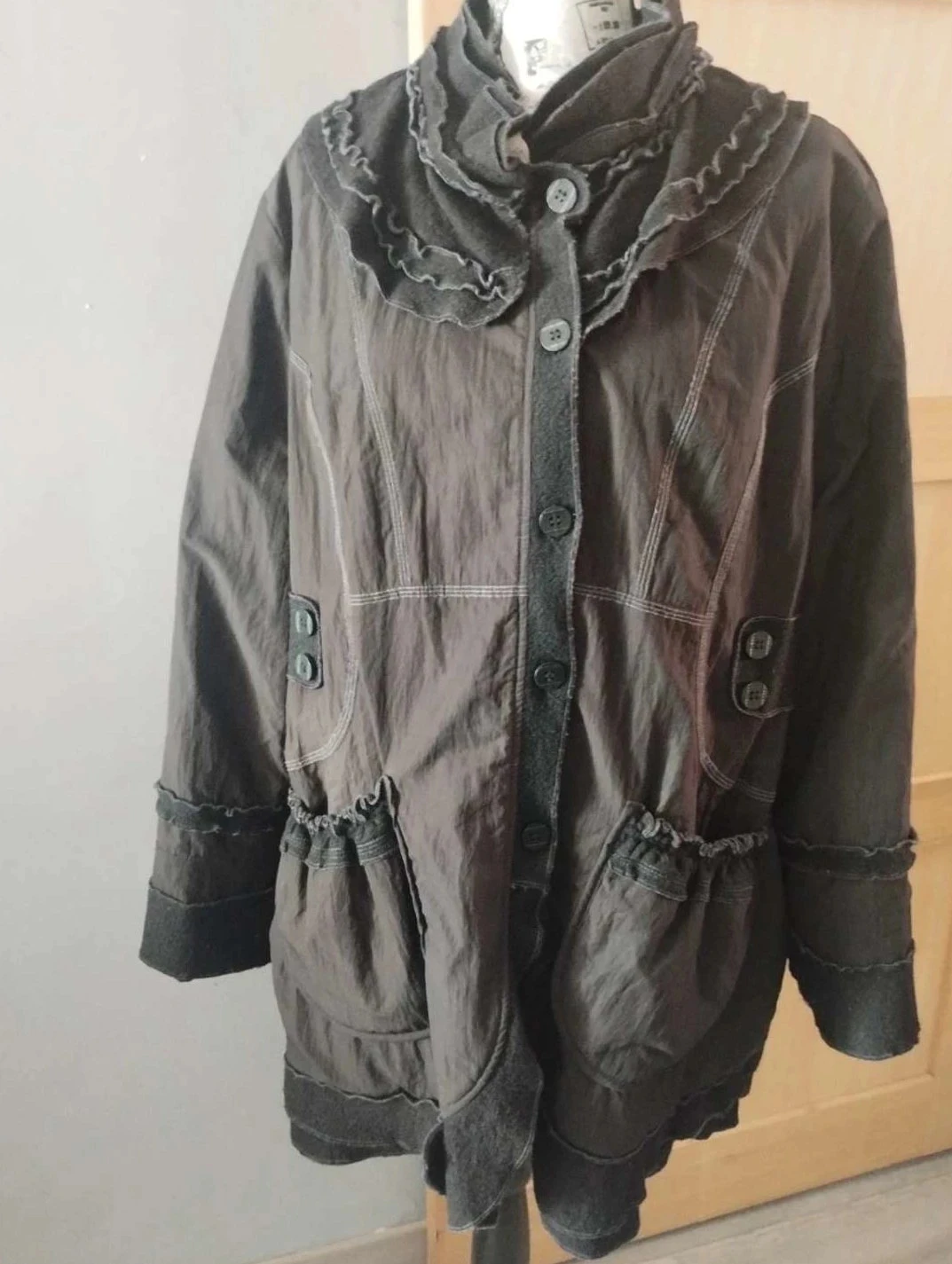 Manteau mujer negro, original con un dibujo en la espalda, T46, S.quise – photo 2